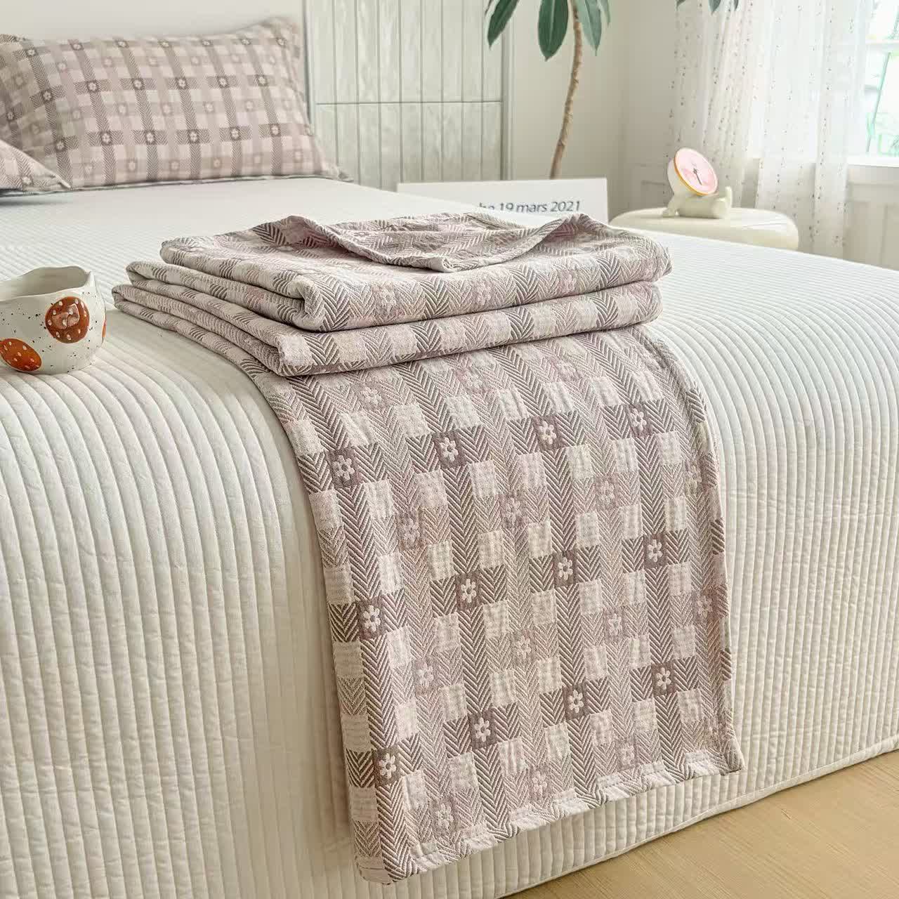 Flower & Plaid Jacquard Cotton Quilt - image 3